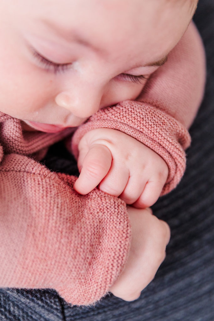 detail baby hand sleeping on parent's shoulder by lifestyle family photographer Laure photography