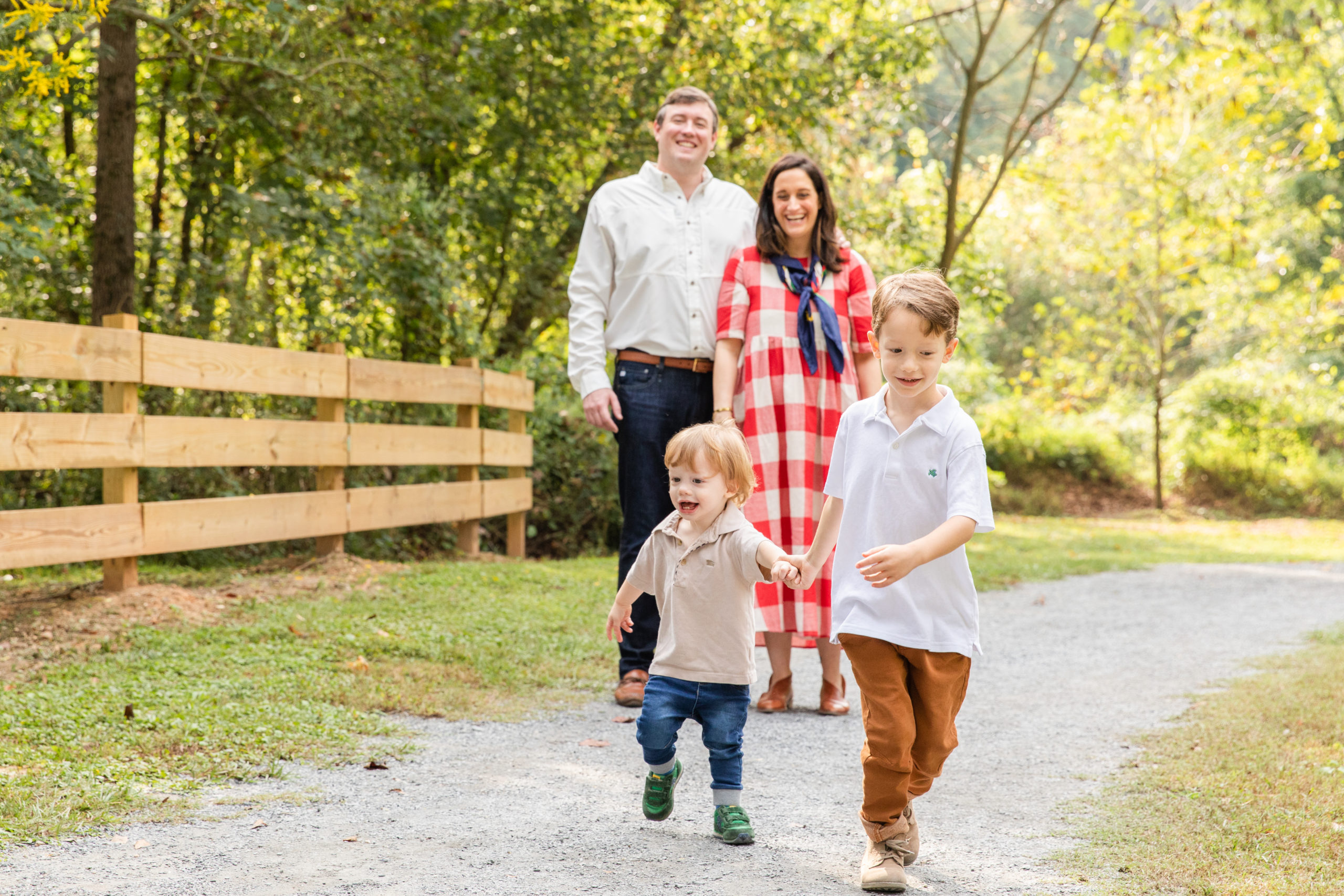 Best time of the day to organize family photoshoot toddlers running towards the camera an Sandy Spring Park | by Atlanta family photographer Laure Photography